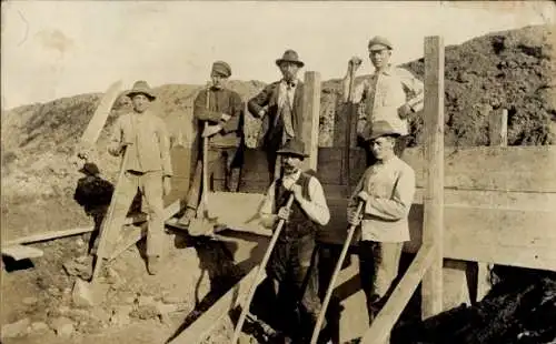 Foto Ak Bergleute mit Schaufeln