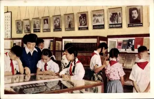Foto Ak China, Schulkinder in einem Museum