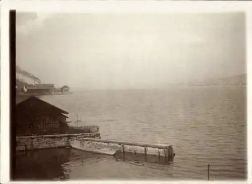 Foto Ak Schweiz, Ort am Zürichsee, Bootsanleger, Fabrikgebäude