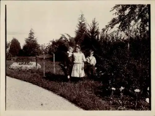 Foto Ak Schweiz, Ort am Zürichsee, Kinder im Garten, Mädchen, zwei Jungen