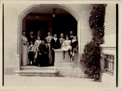 Foto Ak Schweiz, Ort am Zürichsee, Familie, Gruppenbild in einem Torbogen