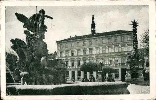 Ak Vyškov Wischau Südmähren, Sparkasse, Brunnen, Denkmal