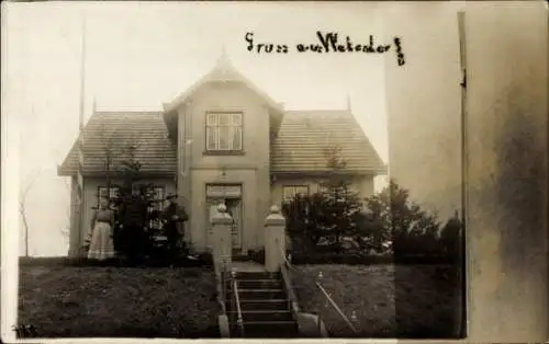 Ak Wakendorf II Kreis Segeberg ?, Personen vor einem Wohnhaus