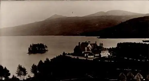 Foto Ak Großbritannien, Gesamtansicht, Berge, See