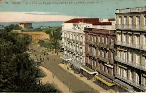 Ak Oran Algerien, Blick auf den Place d’Armes und das Chateau Neuf