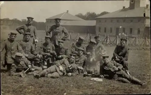 Foto Ak Deutsche Soldaten in Uniformen, Gruppenaufnahme auf einer Wiese
