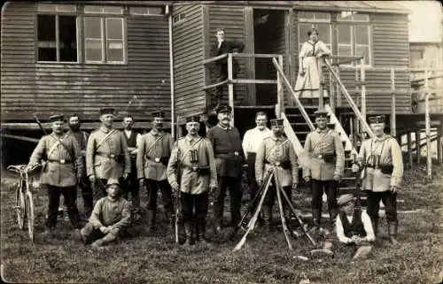 Foto Ak Deutsche Soldaten in Uniformen, Gruppenaufnahme, Fahrrad, Gewehre, I WK