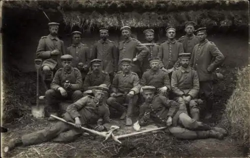 Foto Ak Deutsche Soldaten in Uniformen, Gruppenaufnahme mit Schaufel und Spitzhacken
