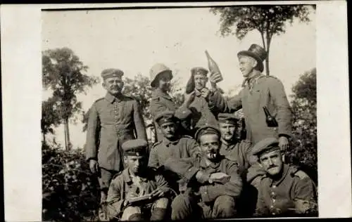 Foto Ak Deutsche Soldaten in Uniformen, Gruppenaufnahme, Weinflasche