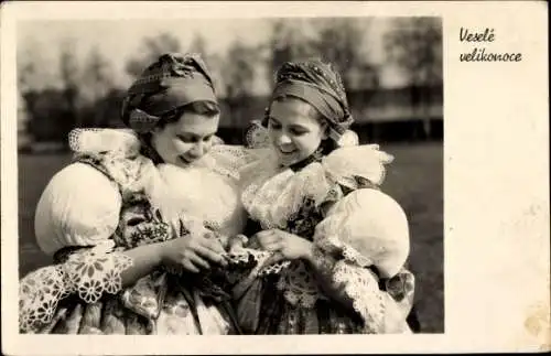 Ak Glückwunsch Ostern, Frauen in tschechischer Volkstracht