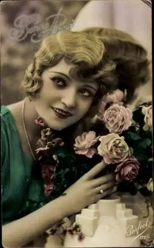 Ak Glückwunsch Neujahr, Frau mit Blumenstrauß, Portrait