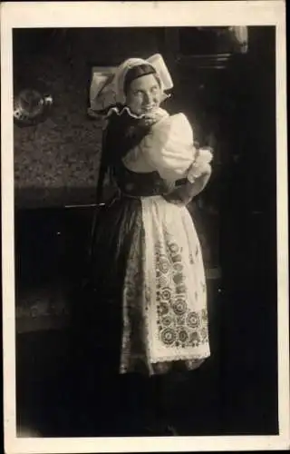 Foto Ak Junge Frau in tschechischer Volkstracht, Portrait