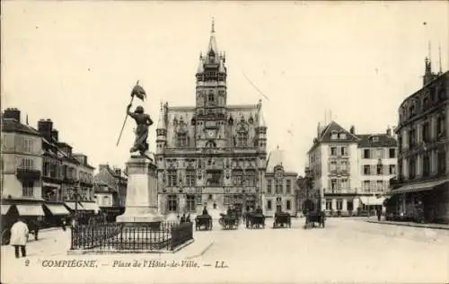 Ak Compiègne Oise, Place de l'Hotel-de-Ville, Statue