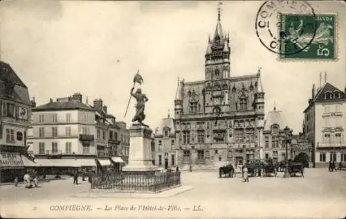 Ak Compiègne Oise, Place de l'Hotel-de-Ville, Statue