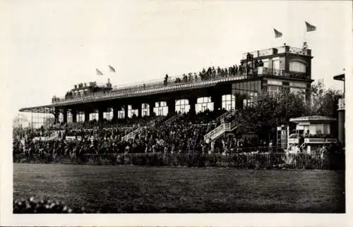 Ak Tremblay Val-de-Marne, Hippodrome, Les tribunes prises de la pelouse