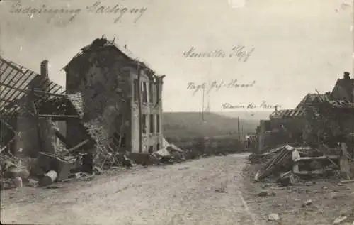 Foto Ak Martigny Aisne, Südausgang, Neuviller Kopf, zerstörte Gebäude
