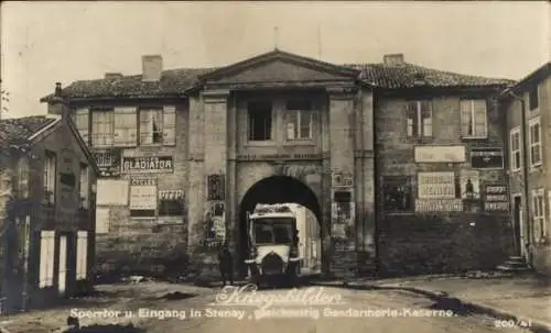 Ak Stenay Lothringen Meuse, Gendarmerie-Kaserne, Sperrtor, Eingang, LKW