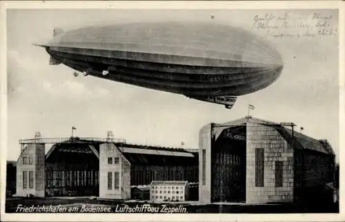 Ak Friedrichshafen am Bodensee, Luftschiff LZ 127 Graf Zeppelin über der Luftschiffhalle