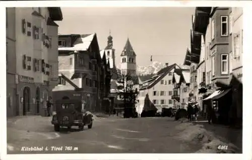 Ak Kitzbühel in Tirol, Straßenpartie, Reisebüro, Auto, Winter
