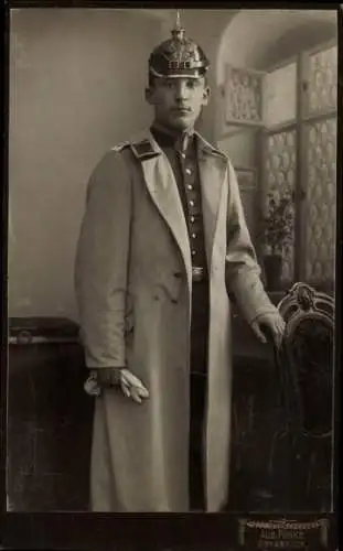 Kabinett Foto Osnabrück, Deutscher Soldat in Uniform, Pickelhaube, Mantel, Portrait
