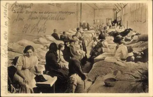 Ak Baracke von ostpreußischen Kriegsflüchtlingen, Schlafsaal, Frauen, Kinder, Ostpreußenhilfe I. WK