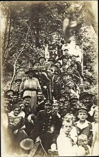 Foto Ak Deutsche Soldaten in Uniformen, Seeleute, Kinder, Gruppenaufnahme