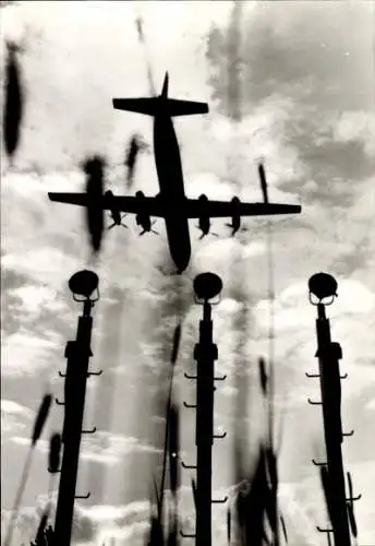 Ak Flugzeug Typ S. W. Iljuschin II-18 B, Aufnahme in der Luft