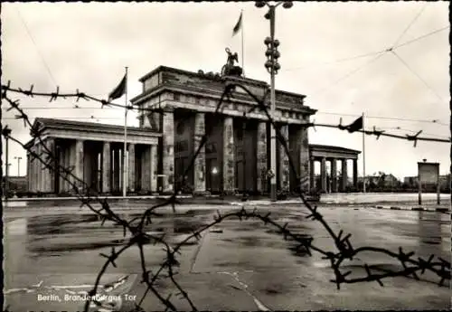 Ak Berlin Mitte, Brandenburger Tor, Stacheldraht, innerdeutsche Grenze