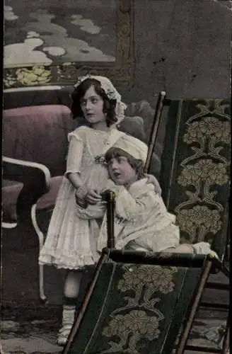 Ak Zwei Kinder auf einem Liegestuhl
