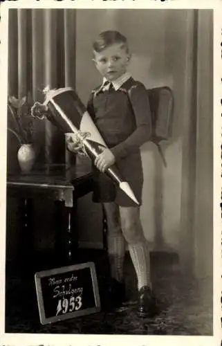 Foto Ak Glückwunsch Einschulung, Junge mit Zuckertüte und Schulranzen, Tafel, 1953