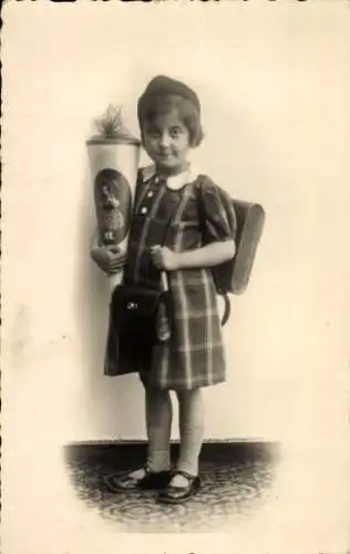 Foto Ak Glückwunsch Einschulung, Mädchen mit Zuckertüte, Portrait