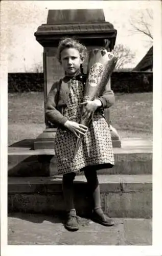 Foto Ak Glückwunsch Einschulung, Mädchen mit Zuckertüte