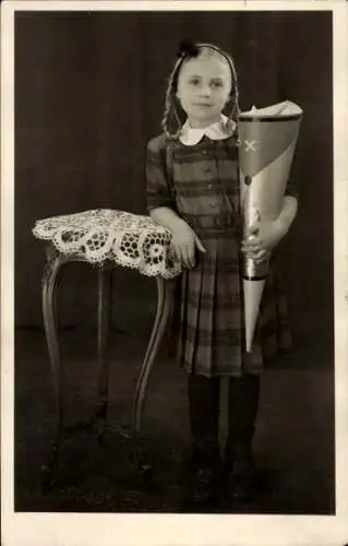 Foto Ak Glückwunsch Einschulung, Mädchen mit Zuckertüte, Portrait