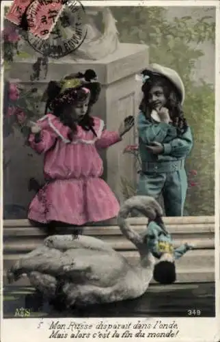 Ak Junge und Mädchen, Schwan mit Puppe in russischer Tracht im Schnabel