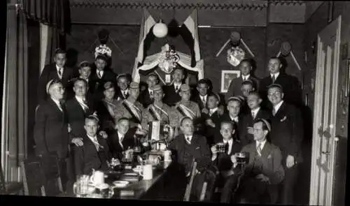 Studentika Foto Gruppenbild der Studenten, Fest, Tisch