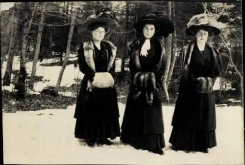 Foto Ak Drei noble Frauen, Spaziergang, Pelzmuff, Portrait
