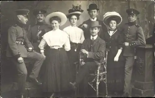 Foto Ak Deutsche Soldaten in Uniform, Männer in Zivil, Damen, Gruppenbild