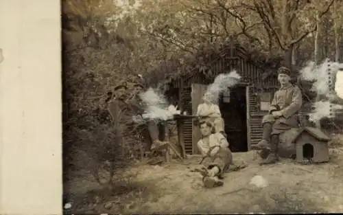 Foto Ak Deutsche Soldaten in Uniform vor einem Unterstand im Wald, 1. WK