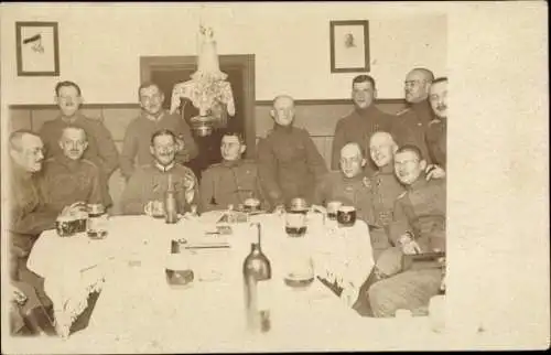 Foto Ak Deutsche Soldaten in Uniform, festliche Runde, Tisch, Bierkrüge, Zigarren