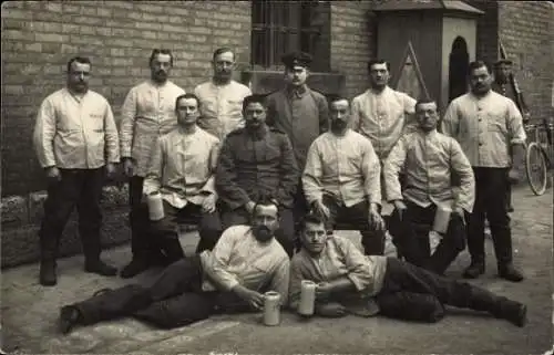 Foto Ak Deutsche Soldaten in Uniform, Gruppenbild, Bierkrüge