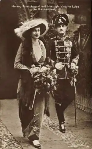 Ak Herzog Ernst August und Herzogin Victoria Luise zu Braunschweig, Husarenuniform