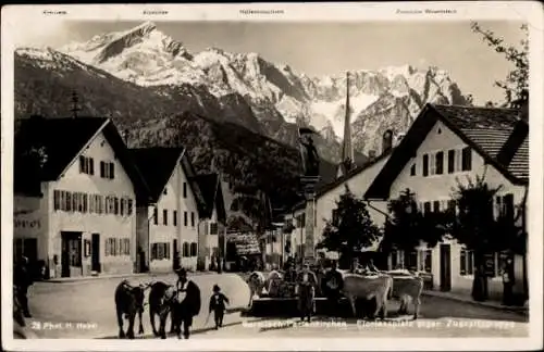 Ak Garmisch Partenkirchen in Oberbayern, Partie auf dem Floriansplatz gegen Zugspitzgruppe