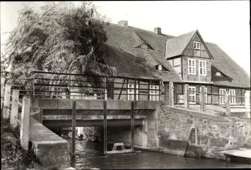 Ak Goldberg in Mecklenburg, Kreisheimatmuseum, Brücke, Fachwerkhaus