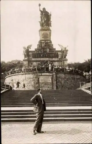 Foto Ak Rüdesheim am Rhein, Niederwald Nationaldenkmal, Mann