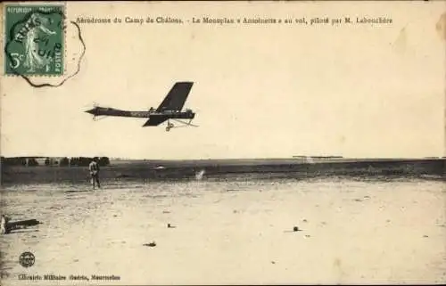 Ak Aerodrome du Camp de Chalons, Das Antoinette-Eindecker im Flug, gesteuert von Herrn Labouchere