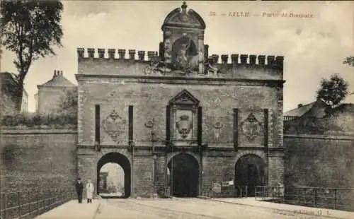 Ak Lille Nord, Porte Roubaix, Des Passants, Straßenansicht