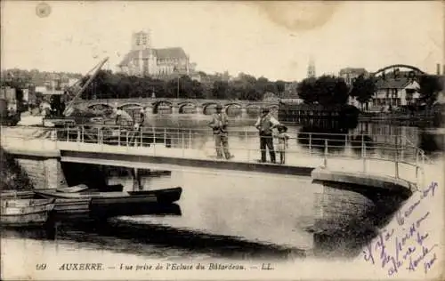 Ak Auxerre Yonne, Vue prise de l'Ecluse du Batardeau, Brücke, Hafen