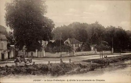 Ak Joigny Yonne, La Sous Prefecture, A droite la promenade du Chapeau