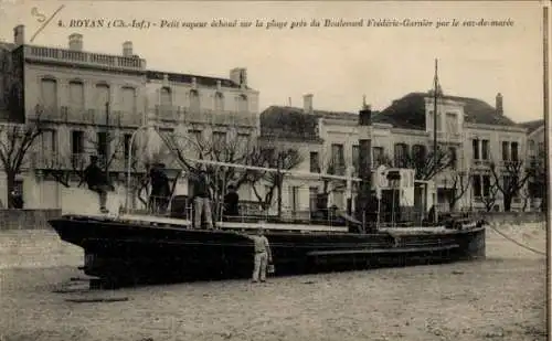 Ak Royan Charente Maritime, Petit vapeur echoue sur la plage pres du Boulevard Frederic Garnier