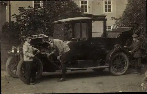 Foto Ak Zwei Männer an einem Automobil, Mechaniker